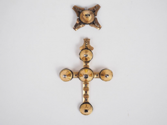 Vente aux enchères Croix provençale XIXème en or jaune, émail noir et roses.  8 x 5,5 cm 