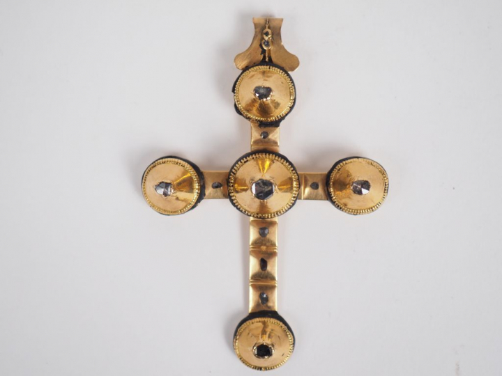 Croix provençale XIXème en or jaune, émail noir et roses.  8 x 5,5 cm 