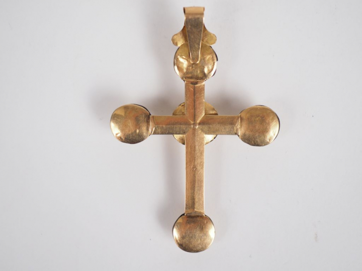 Croix provençale XIXème en or jaune, émail noir et roses.  8 x 5,5 cm 