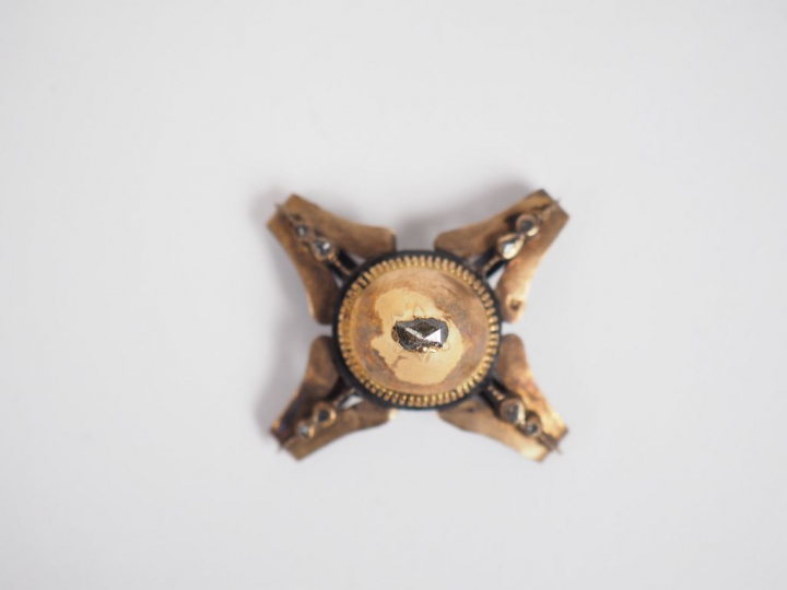 Croix provençale XIXème en or jaune, émail noir et roses.  8 x 5,5 cm 