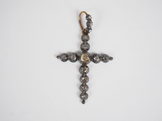 Vente aux enchères Croix provençale XIXème en argent et roses.  8 x 5 cm (avec la bélière