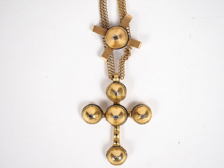 Croix provençale XIXème en or jaune, roses et émail noir et une chaine