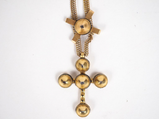 Vente aux enchères Croix provençale XIXème en or jaune, roses et émail noir et une chaine
