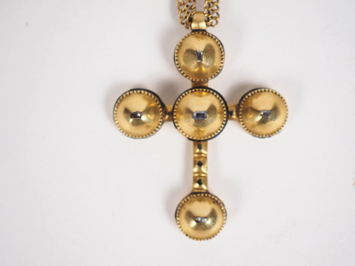 Croix provençale XIXème en or jaune, roses et émail noir et une chaine