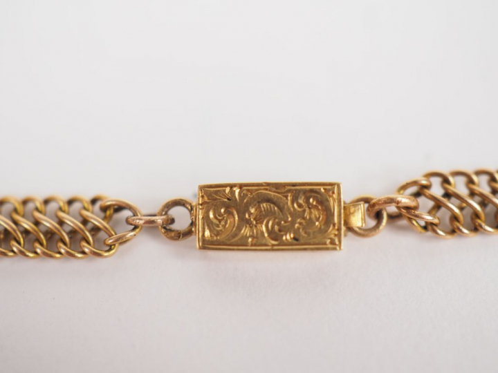 Croix provençale XIXème en or jaune, roses et émail noir et une chaine