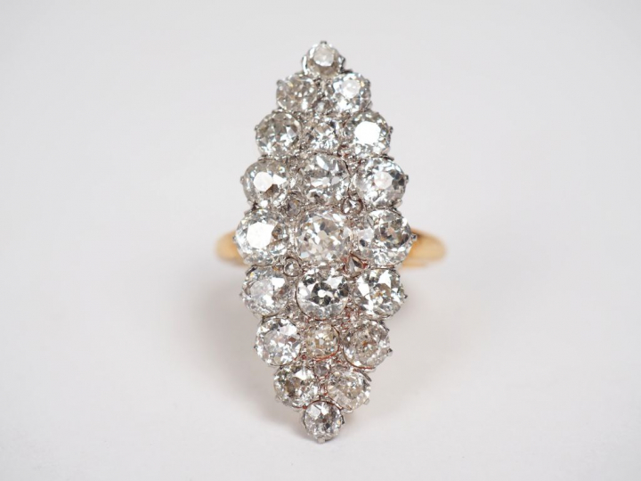 Bague marquise en or jaune, ornée d'un pavage de diamants et de roses.