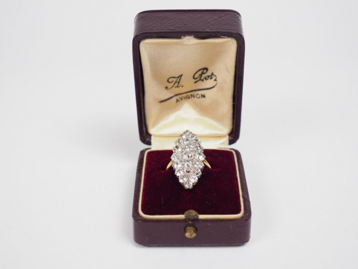 Bague marquise en or jaune, ornée d'un pavage de diamants et de roses.