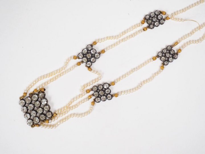 Collier de perles Napoléon III deux et trois rangs alternés de médaill