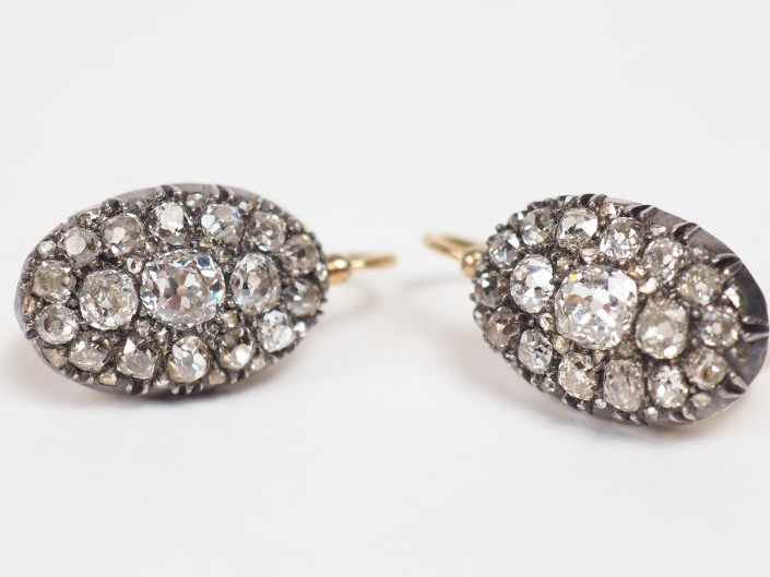 Paire de pendants d'oreilles Napoléon III en or jaune et diamants.  Po