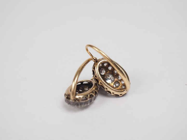 Paire de pendants d'oreilles Napoléon III en or jaune et diamants.  Po