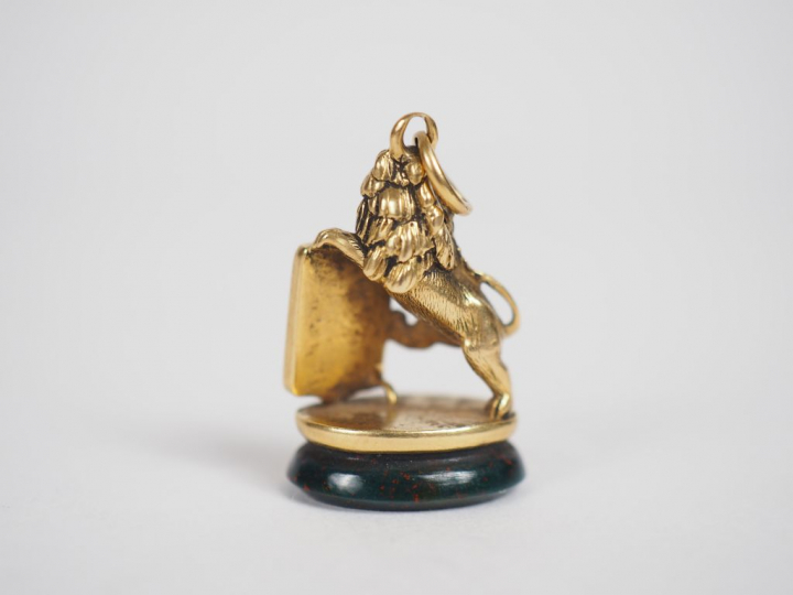 Pendentif en or jaune et jaspe sanguin figurant un lion héraldique.  H