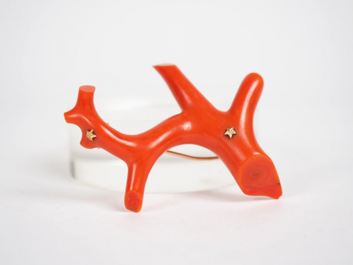 Broche à décor d'une branche de corail. Monture or jaune.  Long. 6 cm 