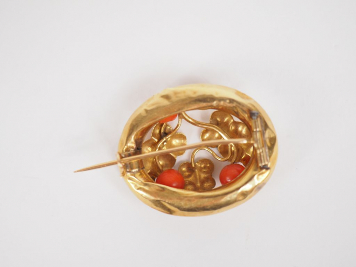 Broche Napoléon III en or jaune et perles de corail, à décor de pampre