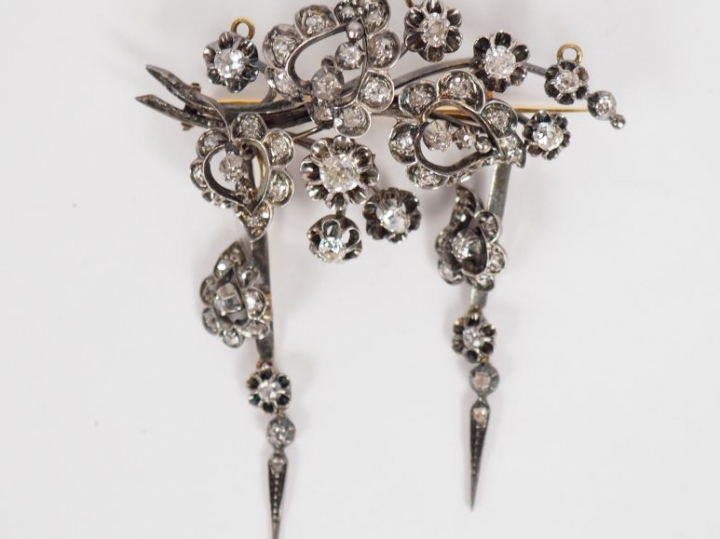 Broche trembleuse Napoléon III en forme de branchage fleuri en argent,