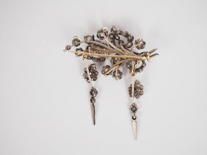 Broche trembleuse Napoléon III en forme de branchage fleuri en argent,