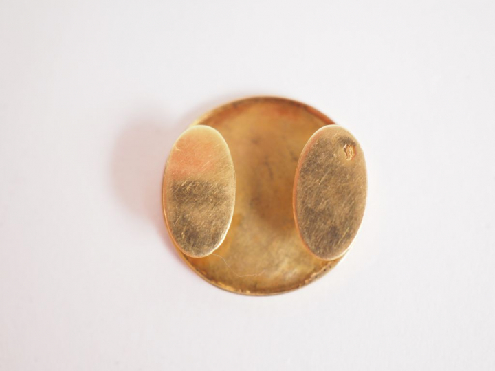Lot comprenant :  - une épingle à cravate en or jaune - un bouton de c