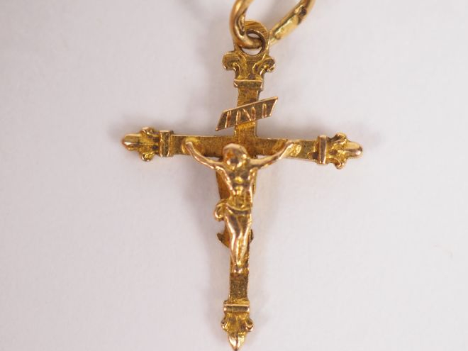 Pendentif en or jaune et émail bleu, à décor d'un nœud de ruban retena