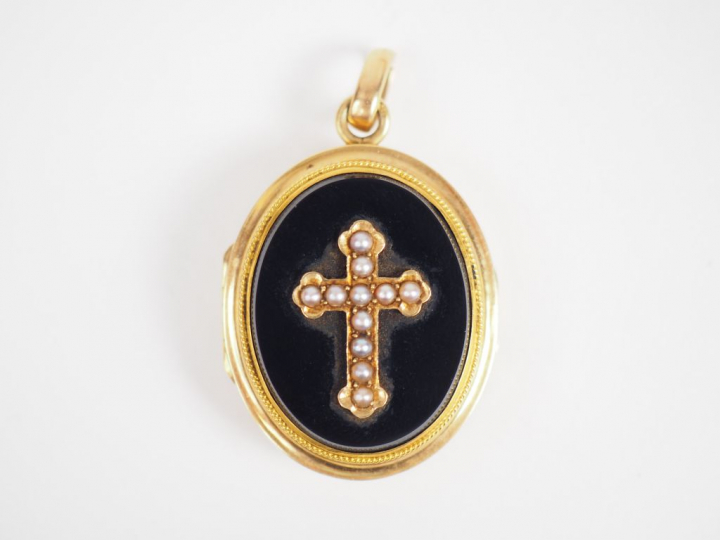 Médaillon porte-photo Napoléon III en or jaune, onyx et perles à décor