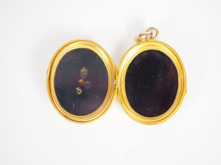 Médaillon porte-photo Napoléon III en or jaune, onyx et perles à décor