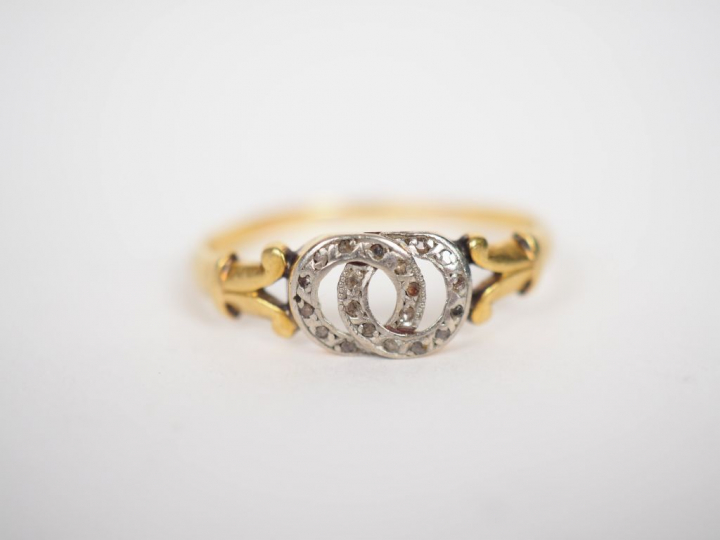 Bague en or jaune, à décor de deux cercles entrelacés ornés d'éclats d