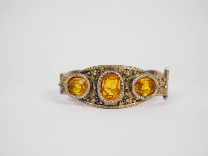 Bracelet manchette en argent bas-titre, orné de trois pierres de coule