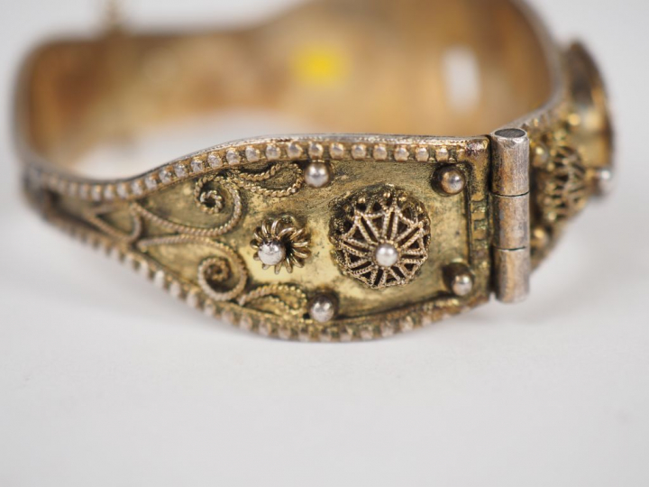 Bracelet manchette en argent bas-titre, orné de trois pierres de coule
