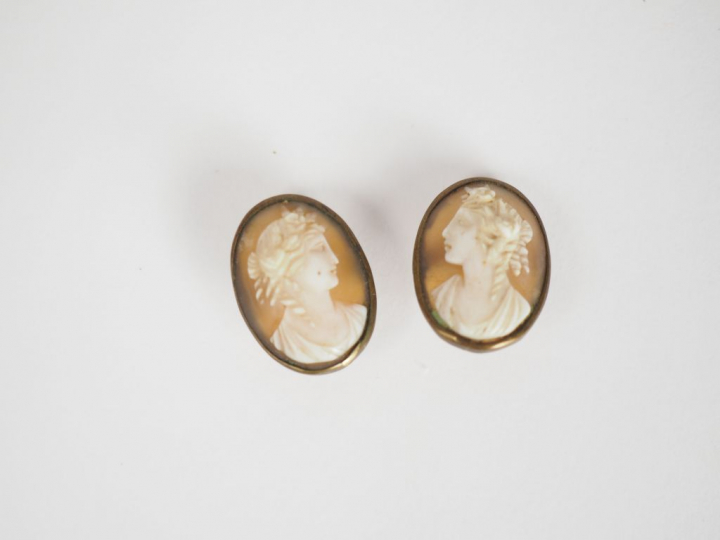 Paire de boutons de manchettes ornés de camées.