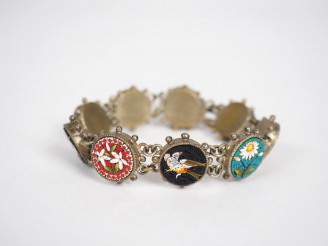 Vente aux enchères Bracelet en métal, orné de neuf médaillons de micromosaïques à décor d