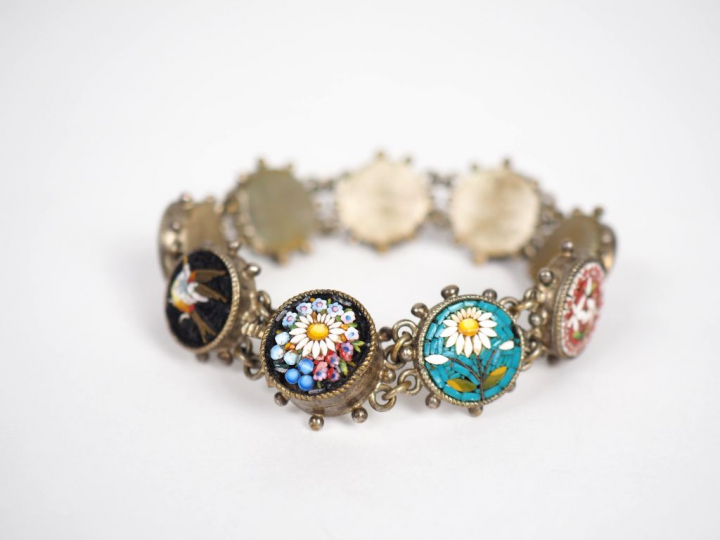 Bracelet en métal, orné de neuf médaillons de micromosaïques à décor d