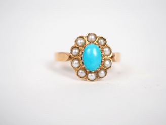 Vente aux enchères Bague marguerite en or jaune, ornée en son centre d'un turquoise en ca