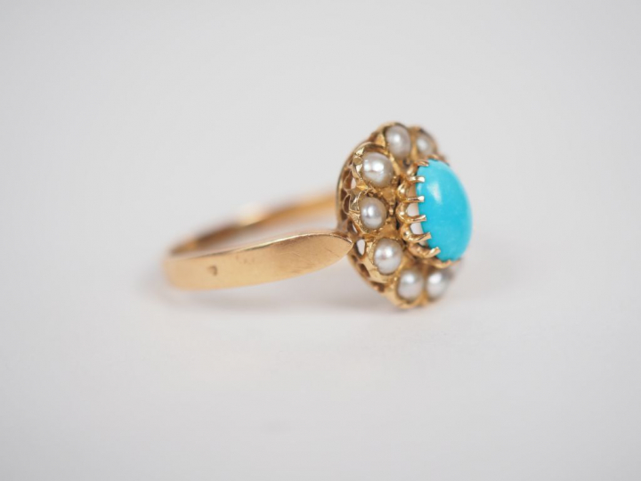 Bague marguerite en or jaune, ornée en son centre d'un turquoise en ca