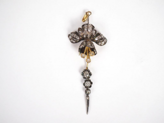 Vente aux enchères Pendentif articulé en argent et vermeil en forme de fleur, orné de dia