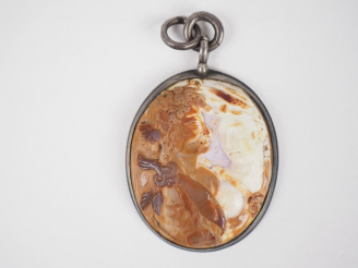 Vente aux enchères Camée coquille figurant deux homme à l'antique monté en pendentif.  Mo