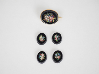 Vente aux enchères Petite broche en micromosaïques, à décor de fleurs.  Monture en or jau