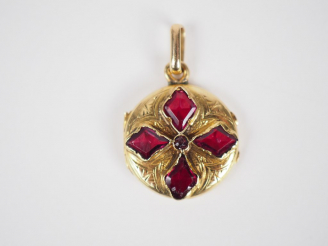 Vente aux enchères Pendentif porte-photo circulaire en or jaune et pierres de couleur.  P
