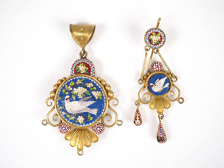 Vente aux enchères Pendentif et une boucle d'oreille assortie, en micromosaïques, à décor