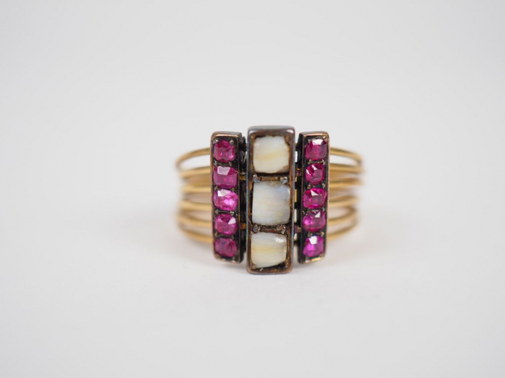 Bague six anneaux en or jaune et pierres de couleur.  TDD. 52 Poids te