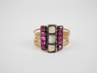 Vente aux enchères Bague six anneaux en or jaune et pierres de couleur.  TDD. 52 Poids te