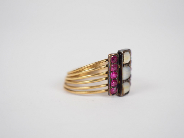 Bague six anneaux en or jaune et pierres de couleur.  TDD. 52 Poids te
