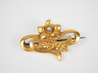 Vente aux enchères Broche en or jaune, à décor d'une fleur ornée d'une perle en son centr