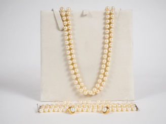 Vente aux enchères Parure en perles de culture, comprenant un bracelet quatre rangs, un c