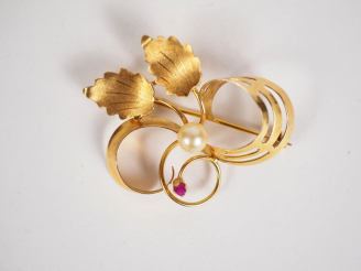 Vente aux enchères Broche en or jaune et perle, à décor de feuillage stylisé. Poids tel. 