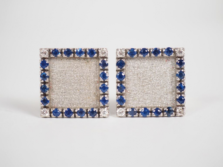 Paire de boutons de manchettes en or blanc, diamants et petits saphirs