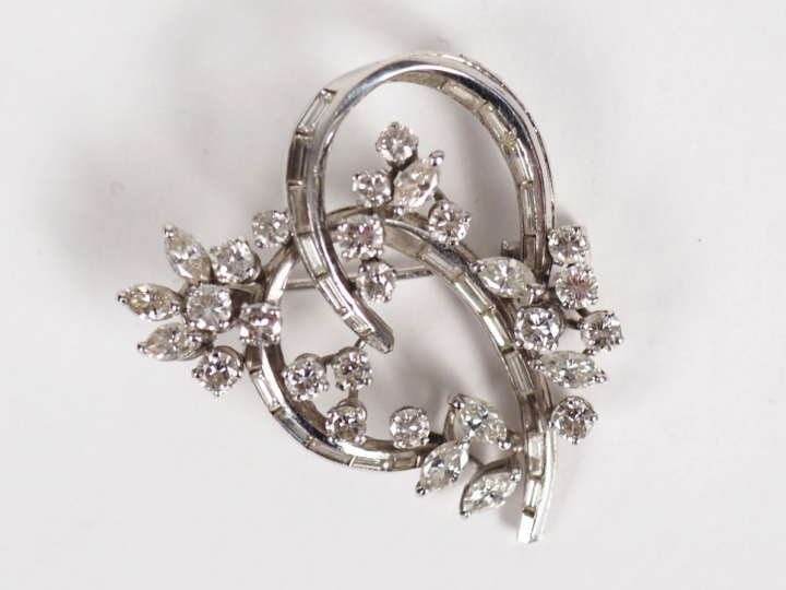 Broche en or blanc diamants et diamants baguette en forme de feuillage