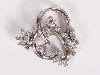 Vente aux enchères Broche en or blanc diamants et diamants baguette en forme de feuillage