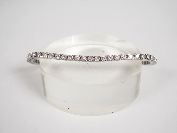 Bracelet articulé en or blanc orné de 51 petits diamants.  Long. 18,5 