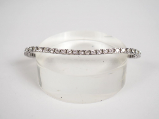 Vente aux enchères Bracelet articulé en or blanc orné de 51 petits diamants.  Long. 18,5 