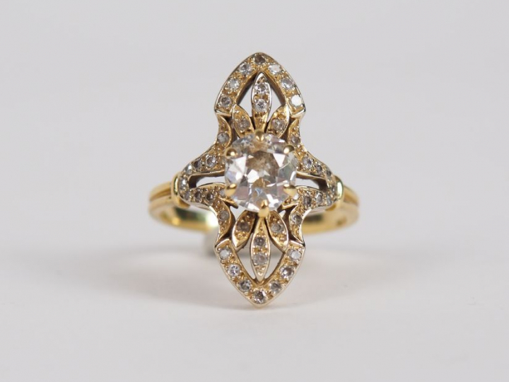 Bague marquise en or jaune, à décor de fleurs, ornée en son centré d'u