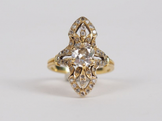 Vente aux enchères Bague marquise en or jaune, à décor de fleurs, ornée en son centré d'u
