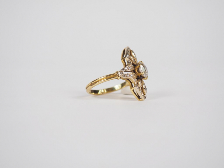 Bague marquise en or jaune, à décor de fleurs, ornée en son centré d'u